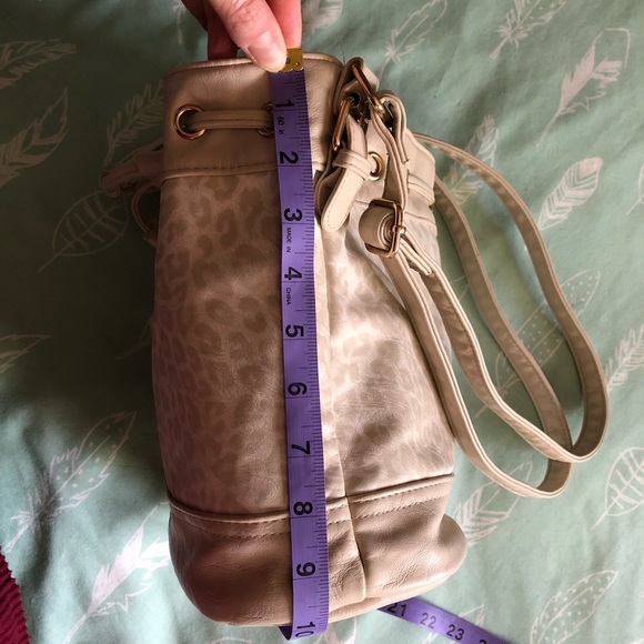 Leopard print crossbody bucket bag - Fiorelli neutral cream snow leopard print - Picture 11 of 16